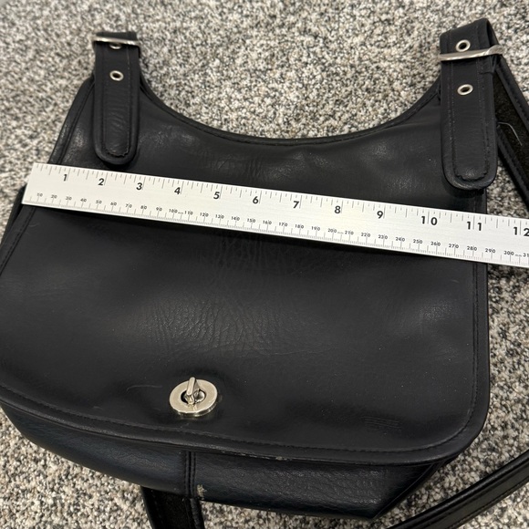 Vintage Coach 90’s Black Leather Turnlock Minimalist Timeless Chic Shoulder Bag - Picture 11 of 12